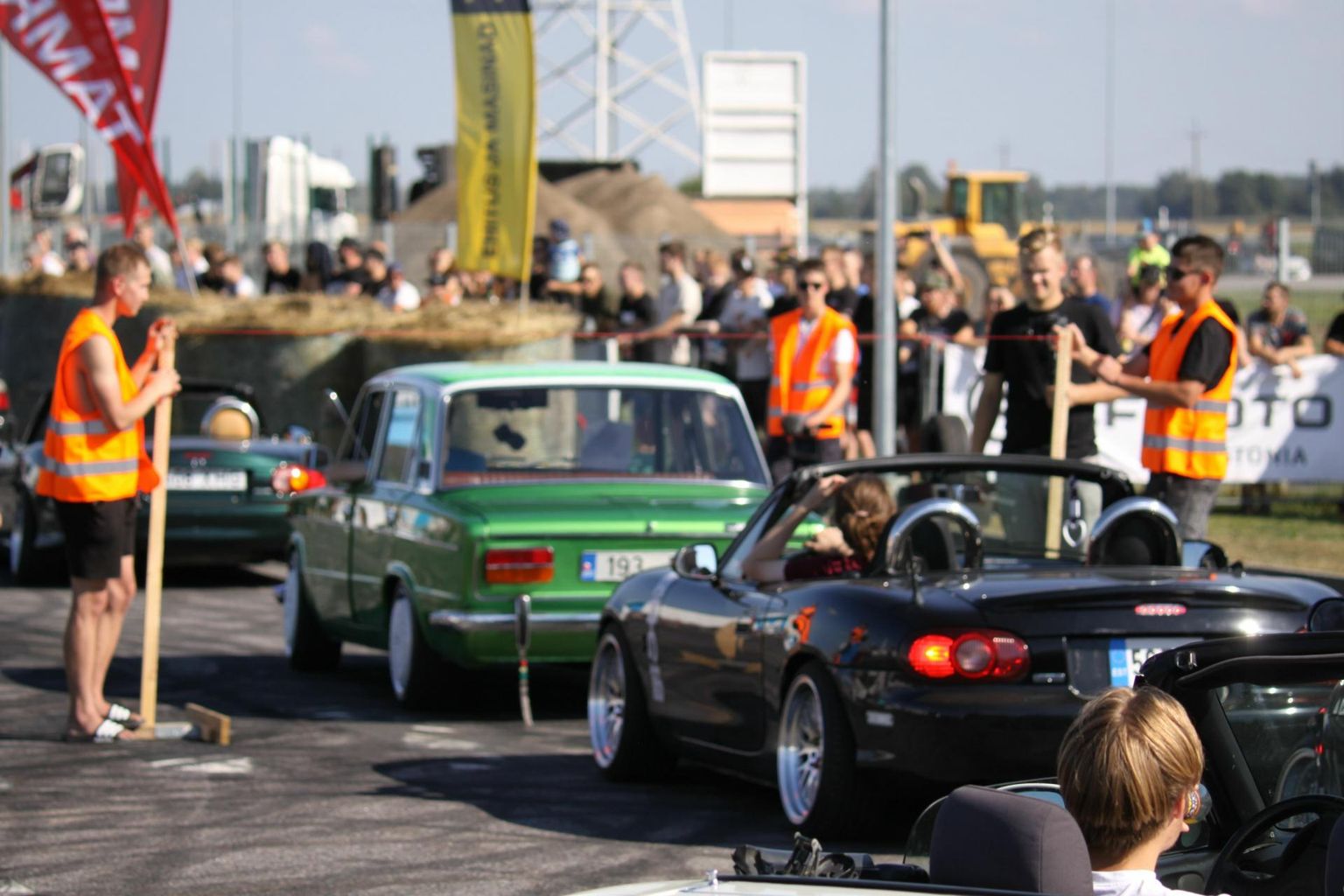 JCM Sumfestil pakuvad autod rahvale ka meelelahutust.