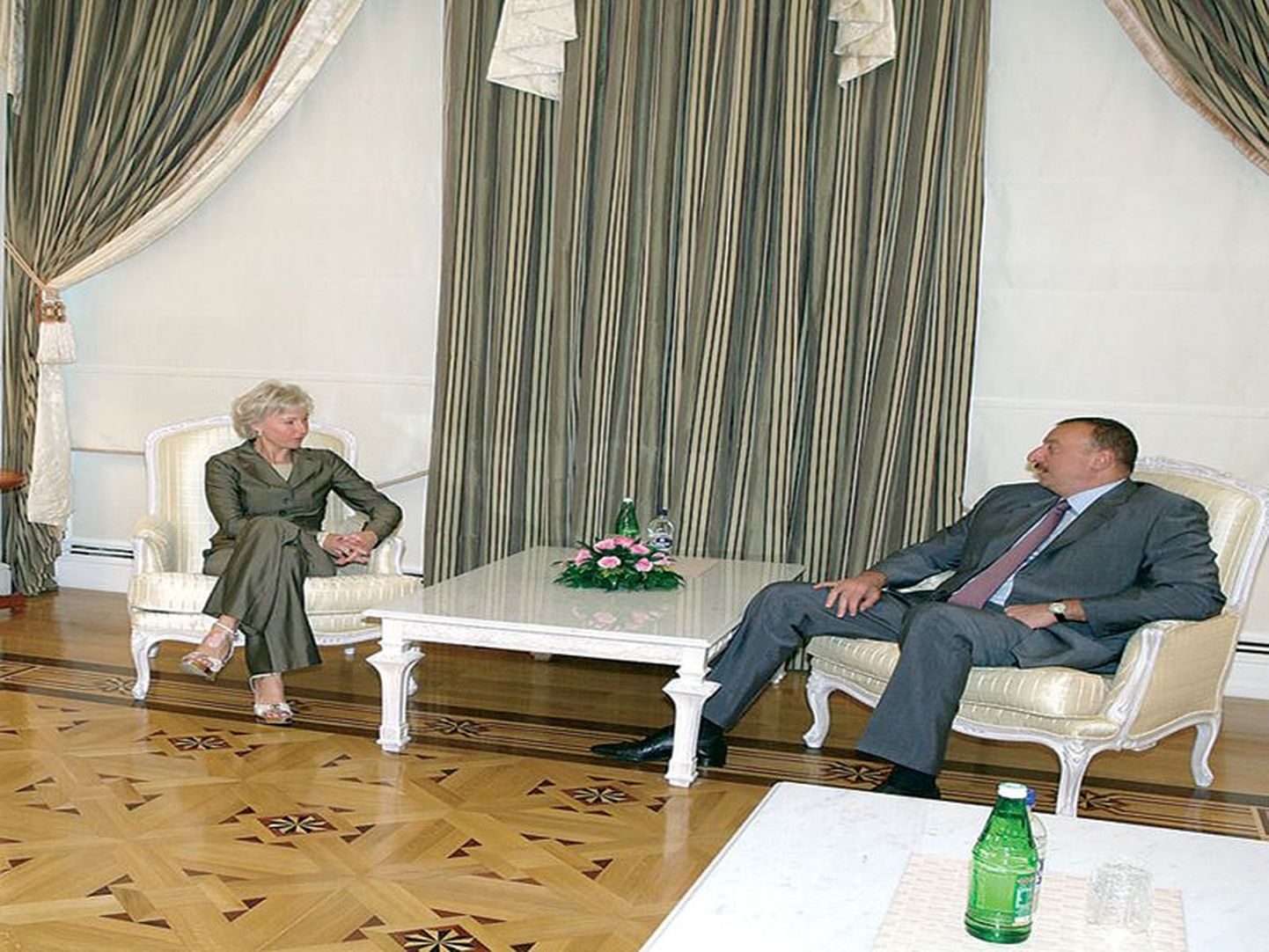Летом 2008 года президент Азербайджана Ильхам Алиев принимал тогдашнего вице-спикера эстонского парламента Кристийну Оюланд. Это был один из многих ее визитов в Баку. По словам Оюланд, она наблюдает за Азербайджаном еще со второй половины 1990-х годов, когда страна готовилось войти в Совет Европы.