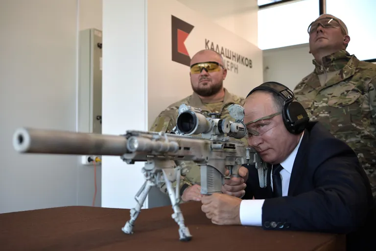 Valdimir Putin katsetas uut snaiperrelva