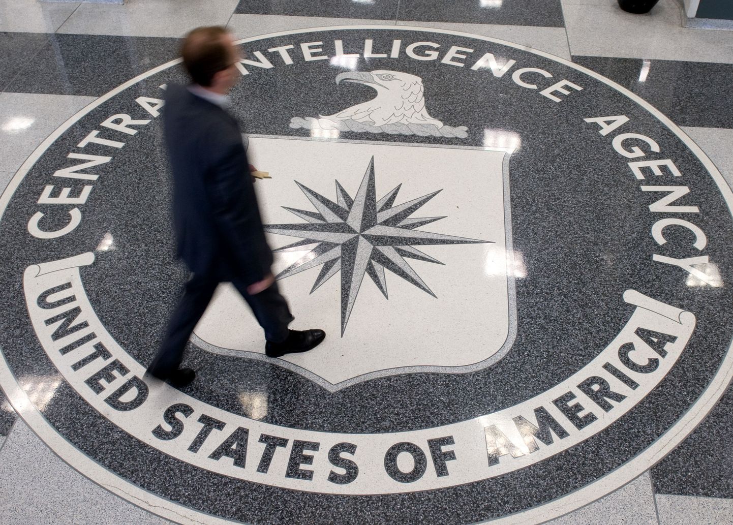 Mees kõndimas CIA logol selle ametkonna peamajas Virginias Langleys