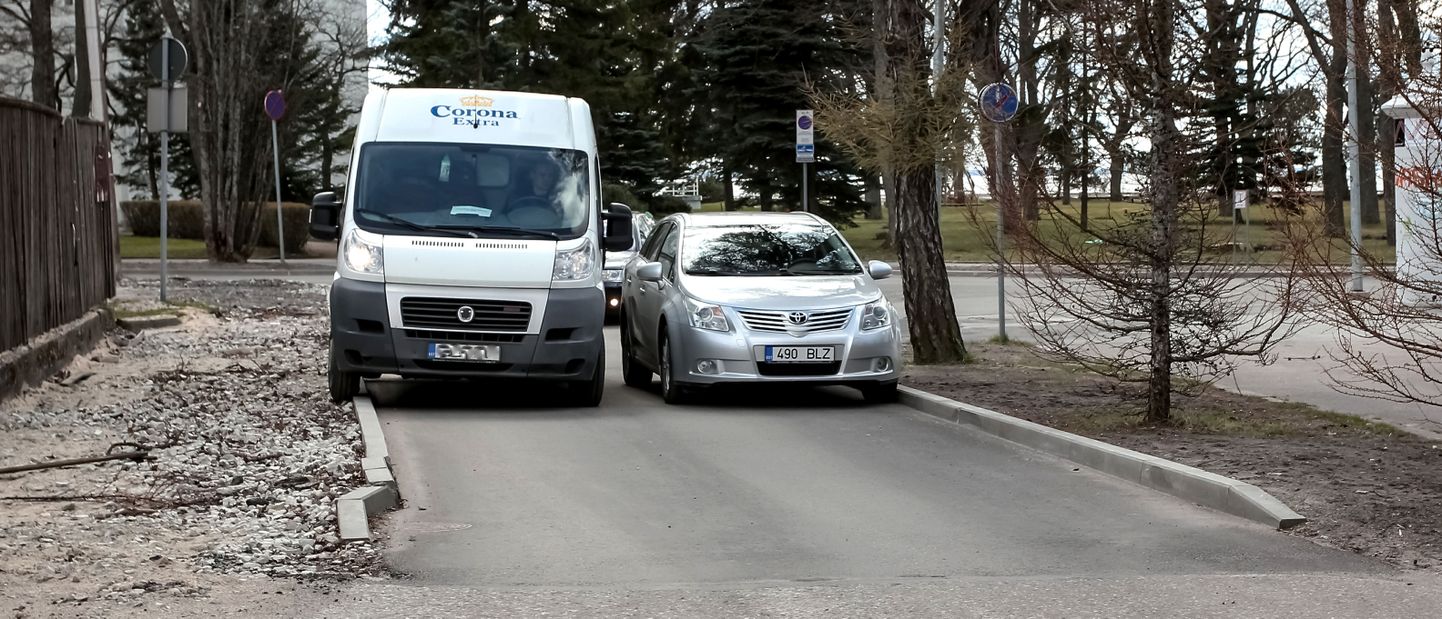 Pärnu Rannastaadioni kõrval Lehe tänaval on remonditööde järel muutunud sõidutee nii kitsaks, et suuremad sõidukid ei mahu tänaval parkivatest autodest enam mööda sõitma.