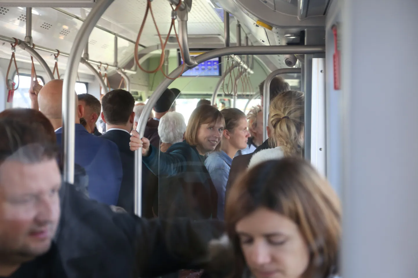 Bussisõit Amsterdami lennuväljal, Kersti Kaljulaid reisis turistiklassis.