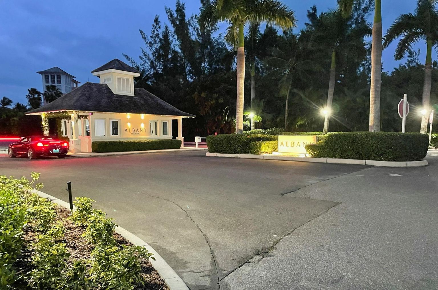 Sissepääs Albany elamukompleksi Bahama saartel, kus asus Sam Bankman-Friedi «tagasihoidlik» korter.