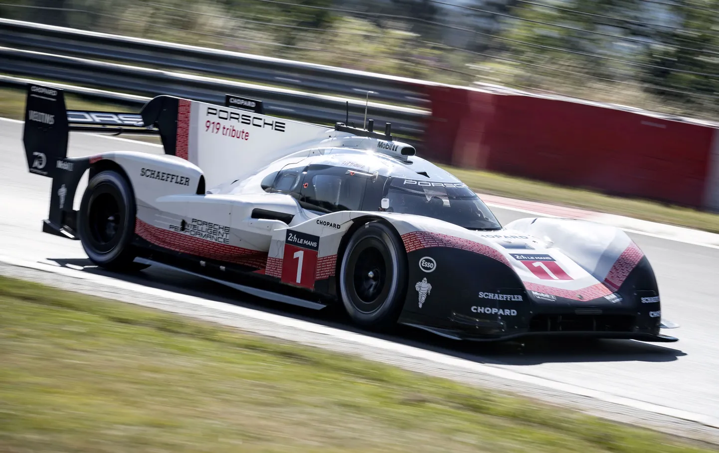 Timo Bernhard kukutas Porsche roolis aastakümneid püsinud rekordi.