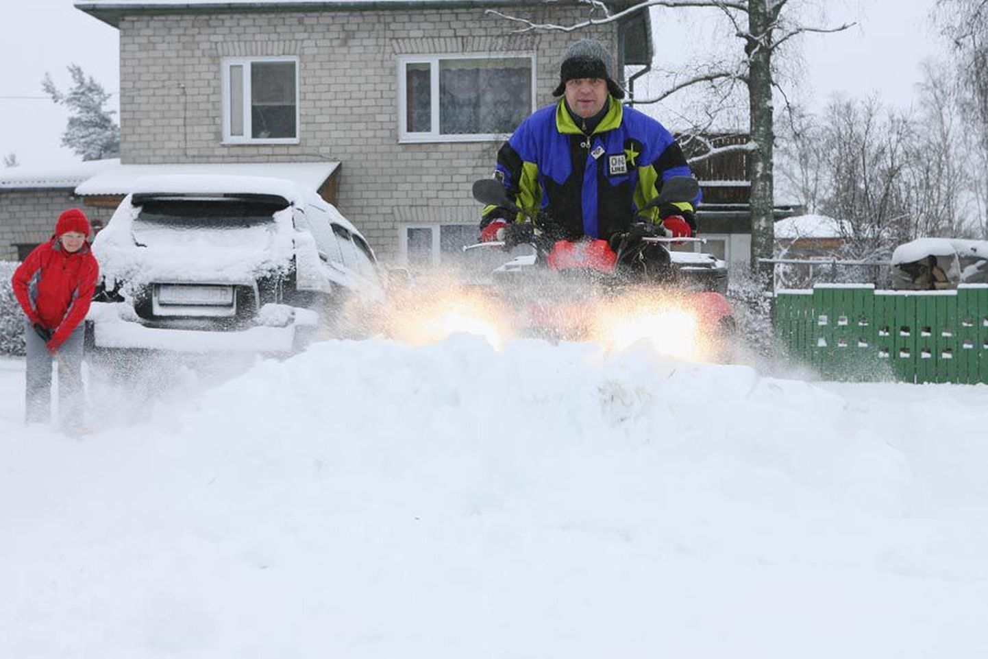 Väike neljarattaline sõiduk ATV suudab sahaga palju tööd ära teha: viljandlane Eeri Sild tuhises Uueveskil, nii et lumepilv lendas ees. Labidaga andis oma panuse Monika Murumets.
