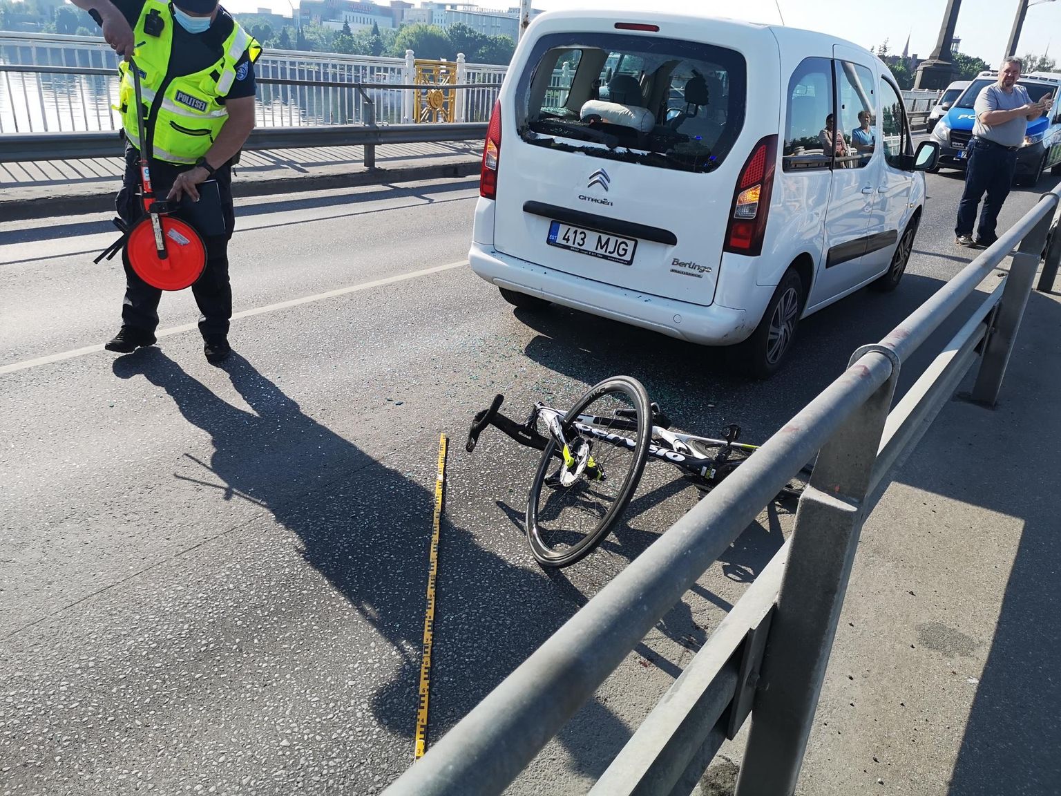 Tõenäoliselt osalesid Pärnu Kesklinna sillal toimunud avariis nii jalgratas kui sõiduk.
