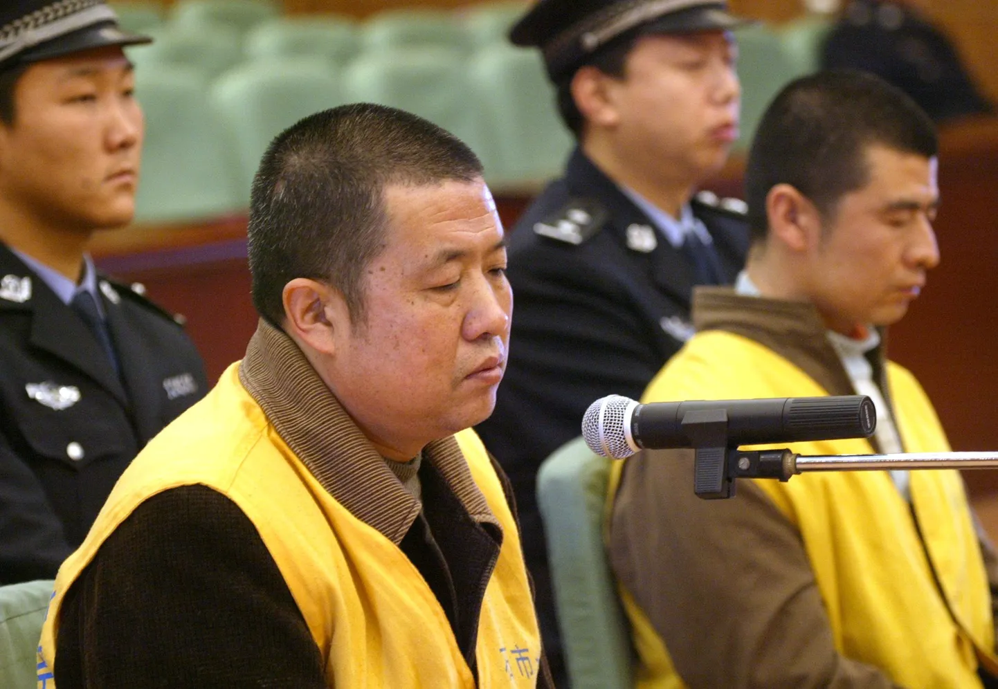 Mürgise piimapulbriga seotud Geng Jinping (vasakul) ja Geng Jinzhu Shijiazhuangi kohtus eelmise aasta detsembris.