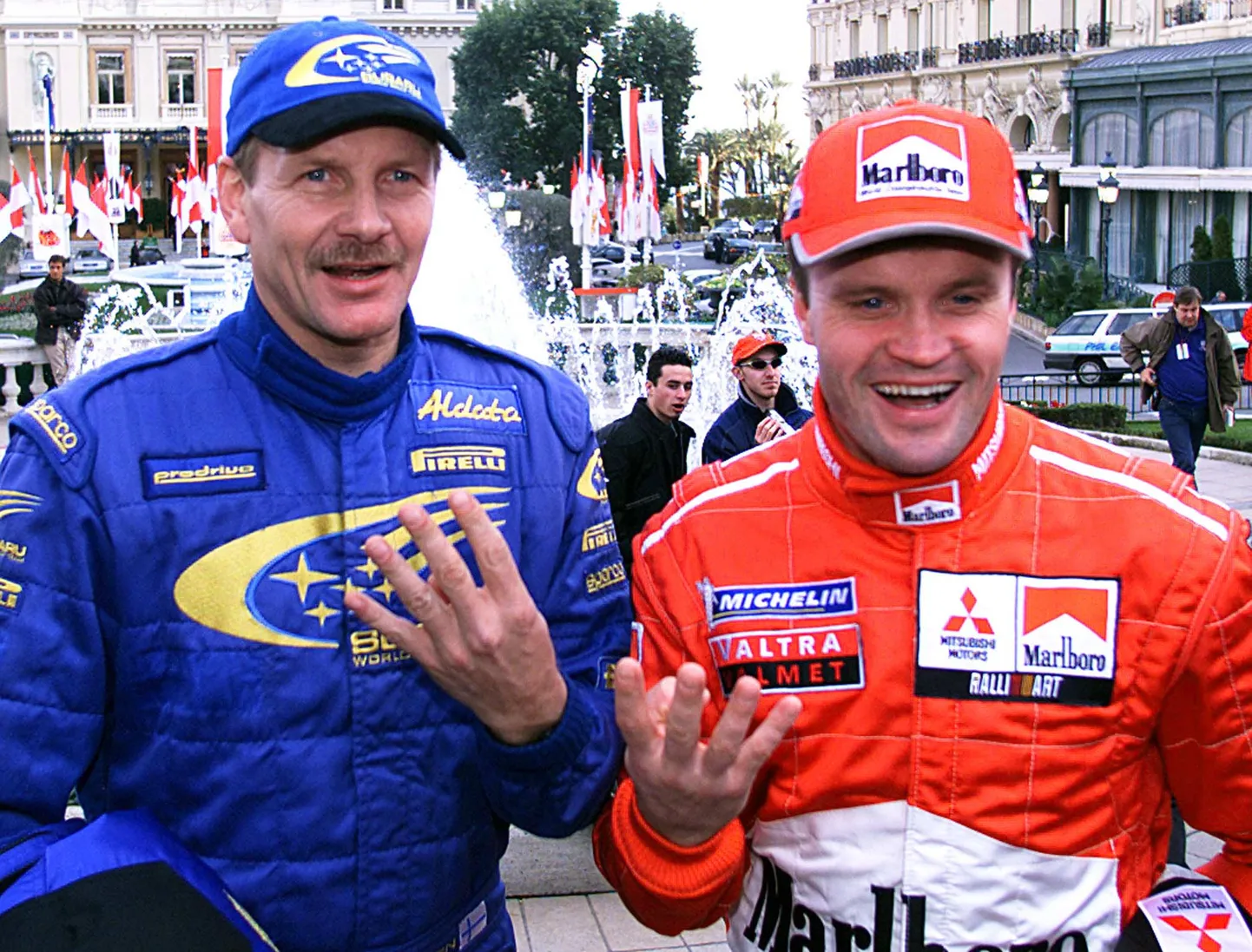 Juha Kankkunen (vasakul) ja Tommi Mäkinen 2000. aastal Monte Carlo rallil. Mõlemad mehed olid selleks hetkeks neljakordsed maailmameistrid ning nüüd on nad mõlemad olnud ka Toyota tiimipealikud.