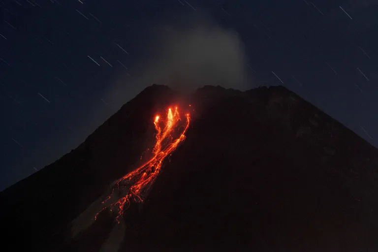Indoneesia Merapi vulkaan aktiveerus, saates õhku tuhapilve ja tekitades laavavoolu