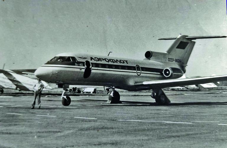 Uus ja vana lennutehnika kõrvuti ehk An-2 ja Jak-40.