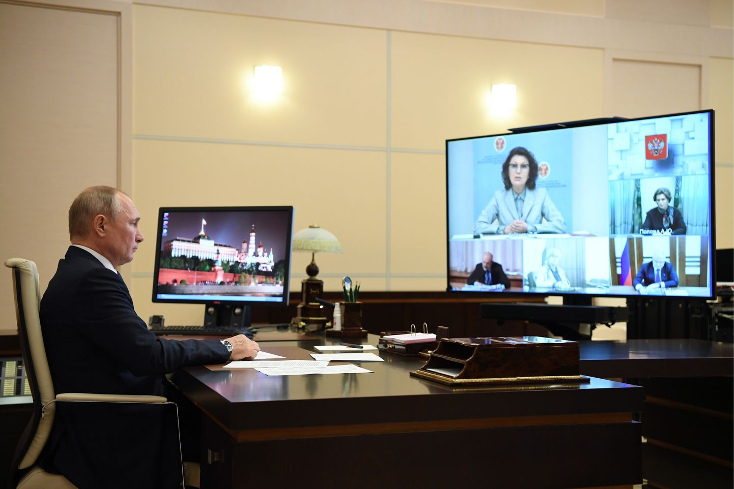Vene president Vladimir Putin pidamas 1. juunil videokonverentsi keskvalimiskomisjoni ja põhiseaduse muutmise töörühma liikmetega.