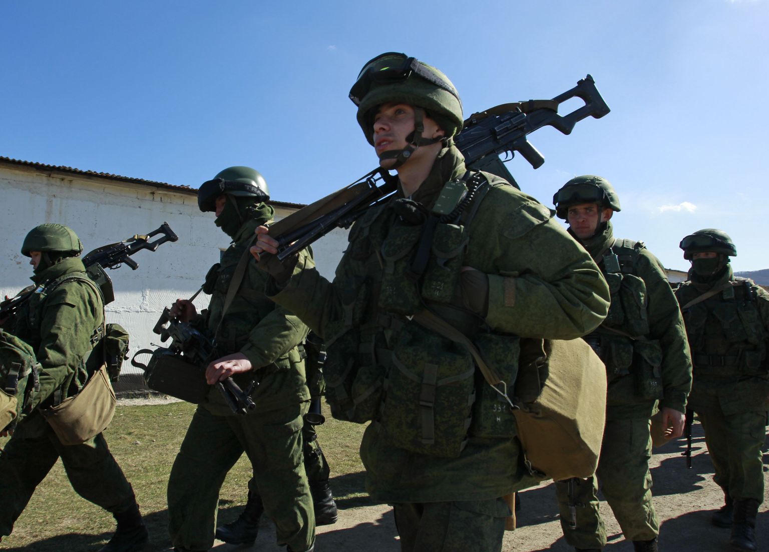 Vene sõjaväelased Krimmis Perevalnes Ukraina piirivalvepunkti juures.