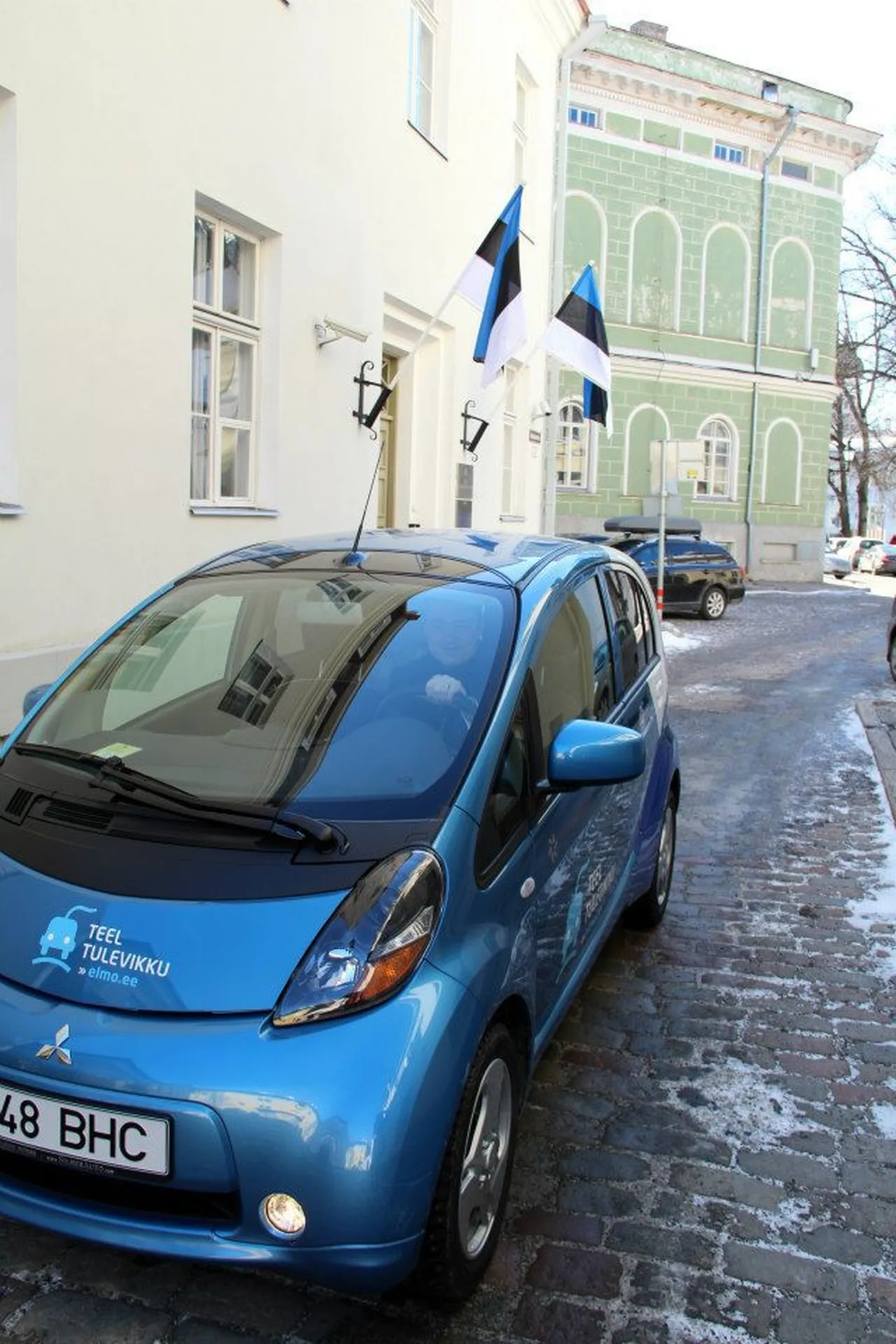 Taavi Rõivas saabus valitsuse pressikonverentsile elektriautos.