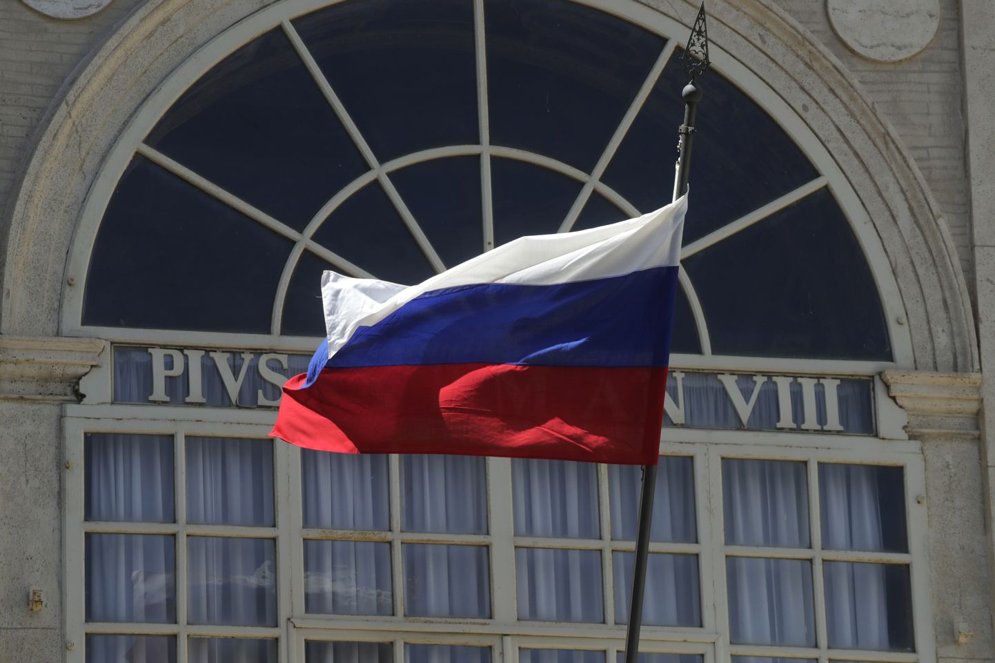 Российские легкоатлеты из-за дисквалификации ВФЛА не могут выступать под флагом России и называться российскими спортсменами.