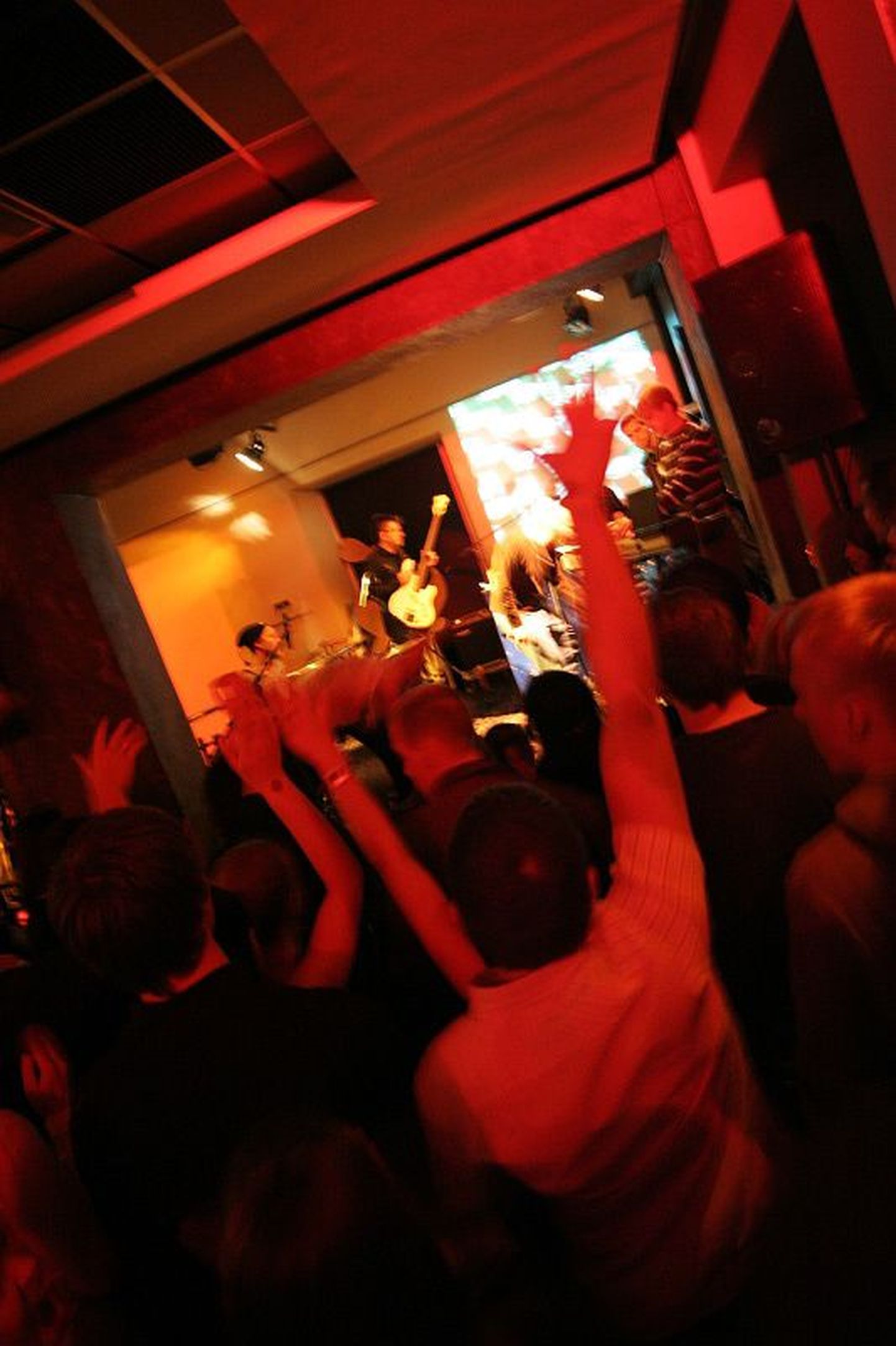 Def Räädu sünnipäevakontserdile Rakvere teatri kohvikus mahutas end külg külje kõrvale ligi 300 inimest.