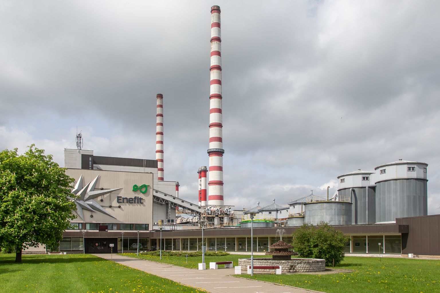 Narva lähedal Auveres asuvad elektrijaamad seisavad suurema osa aastast jõude. Ka tänavu 25. mai ennelõunal, mil see pilt on tehtud, ei läinud neist võrku elektrit.
