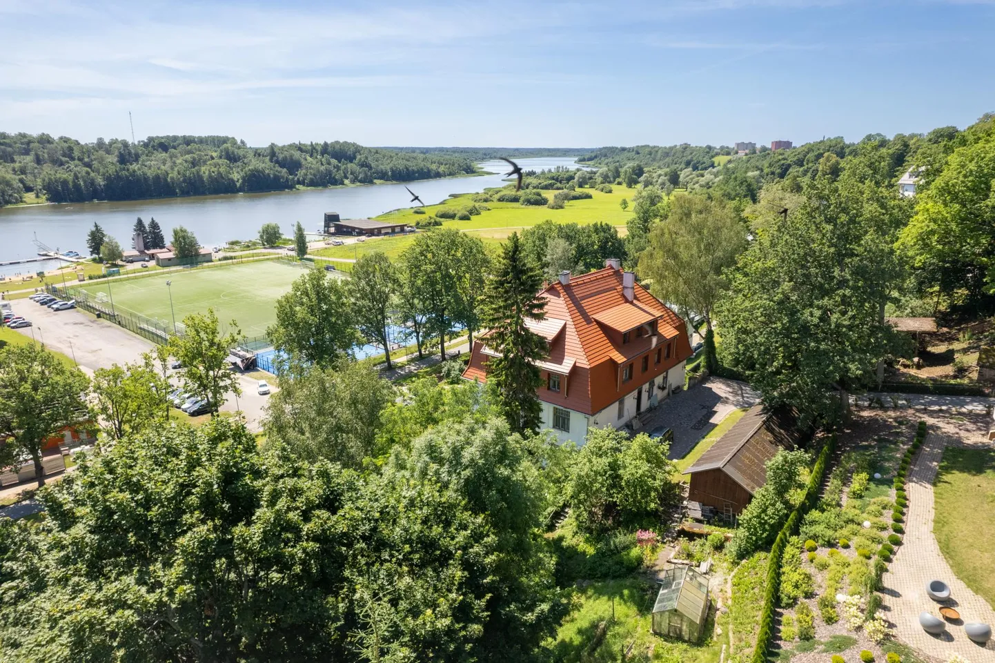 Aastaga on keskmine ja mediaanpalk Viljandimaal kerkinud ligikaudu kuus protsenti. Ka Eesti keskmine palk on suurenenud sama palju.