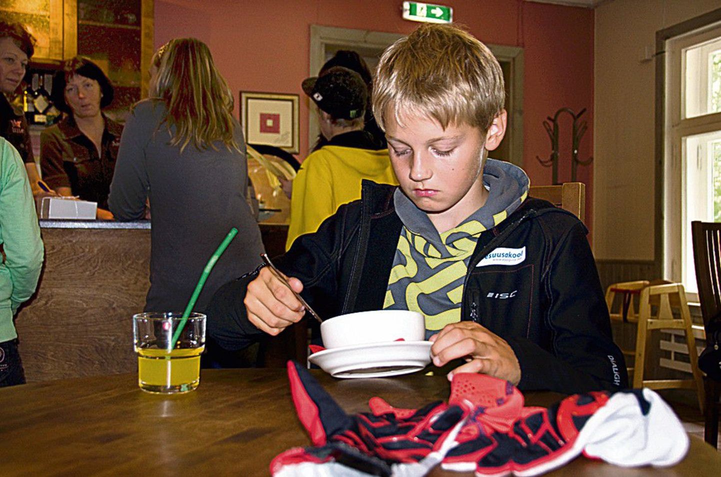 Jakob sööb suppi: kohvikust saab maitsvat keharammu nii suur kui ka väike külastaja.