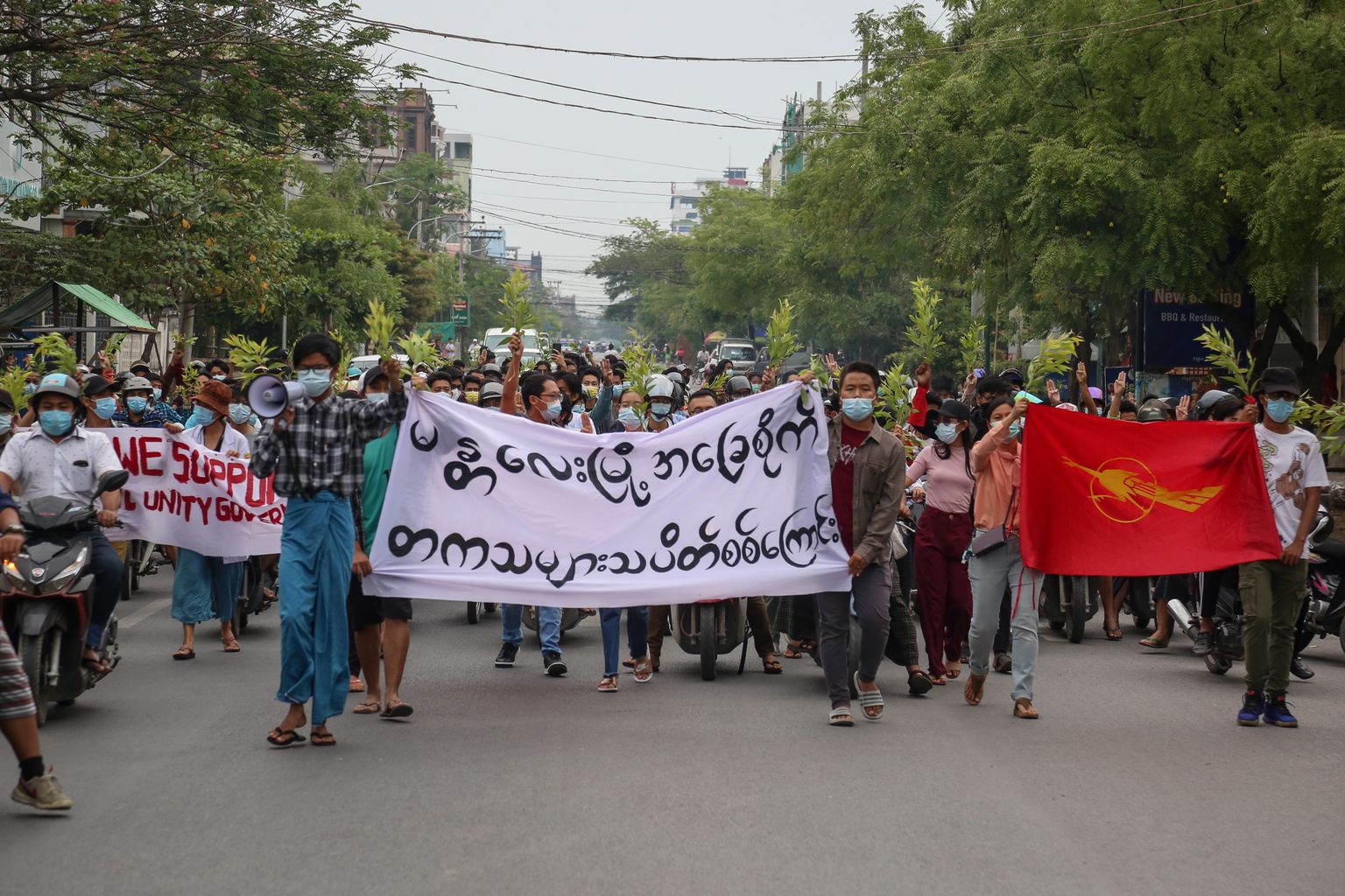 Riigipöörde vastane meeleavaldus Myanmaris Mandalay linnas 17. aprillil.