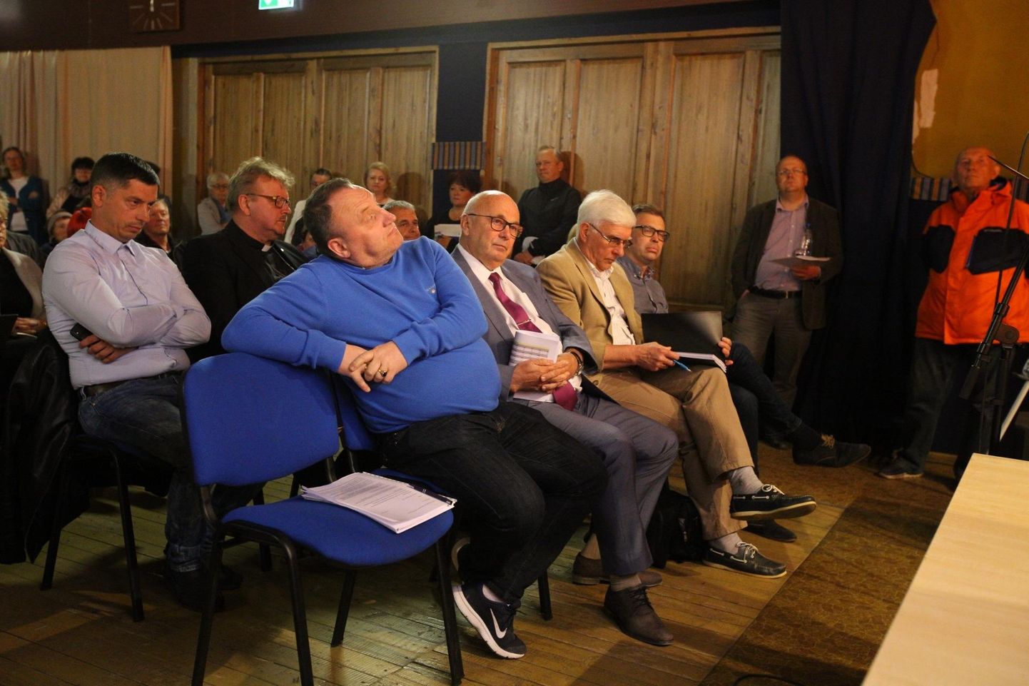Koosolekule olid kutsutud ka vallajuhid: volikogu liige, Aseri sadama esindaja Gaido Kentem (vasakult), vallavanem Einar Vallbaum ja volikogu esimees Riho Kutsar, kes püüdsid emotsioone hallata.
