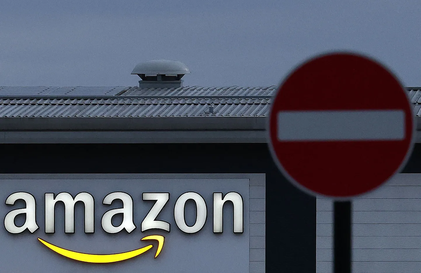 Логотип Amazon. Иллюстративное фото