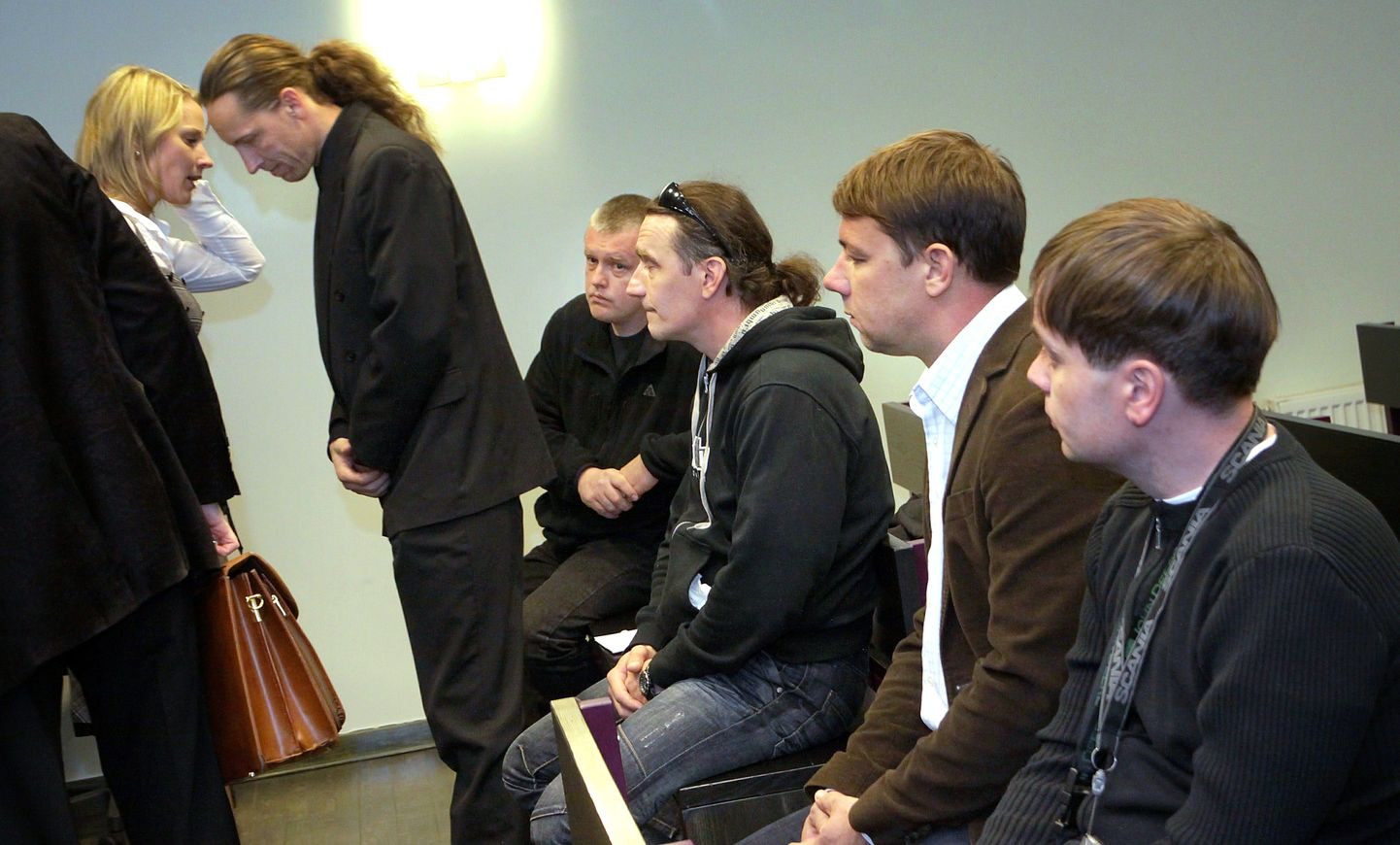 Rainer Künnapuu (vasakult), Kaido Must, Jüri Pilt, Kristjan Seero ja Lauri Alu kohtusaalis.