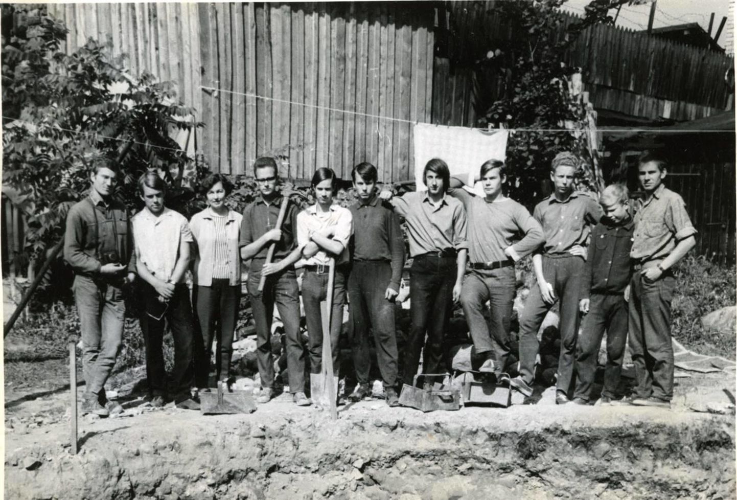 Osa toa 116 elanikke koos kursusekaaslastega 1970. aastal ülikooli kohviku taguse elumaja hoovis arheoloogiapraktikal.