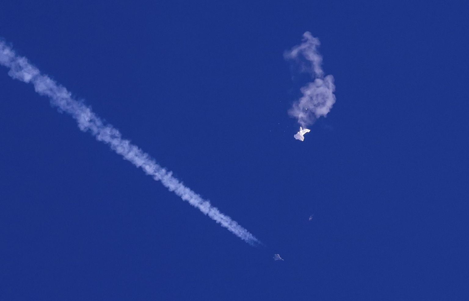 Hetk pärast Hiina luureõhupalli allatulistamist, tasutal USA hävitaja F-22. 