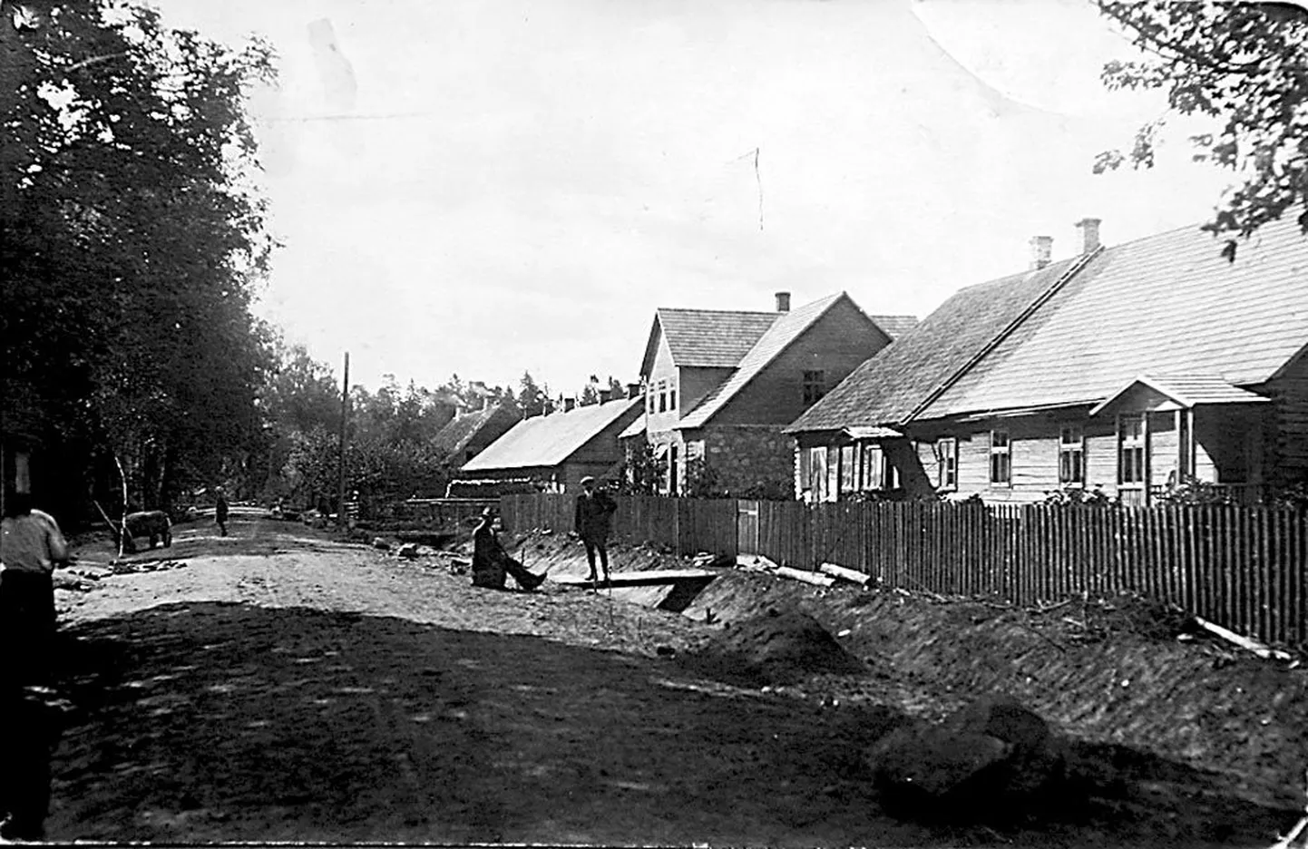 Pildi paremas nurgas on kõrtsituba, kuhu asutatud koolis töötas aastatel 1848–1850 Johann Voldemar Jannsen ja kus tema tütar Lydia alustas õpinguid.