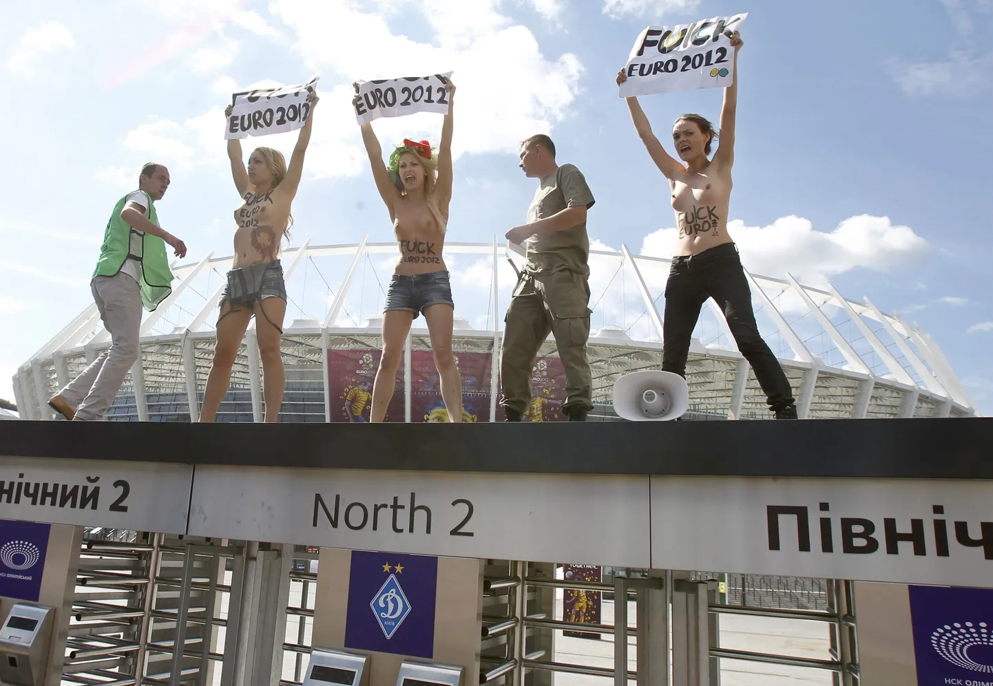 Активистки FEMEN матерятся на заборе.