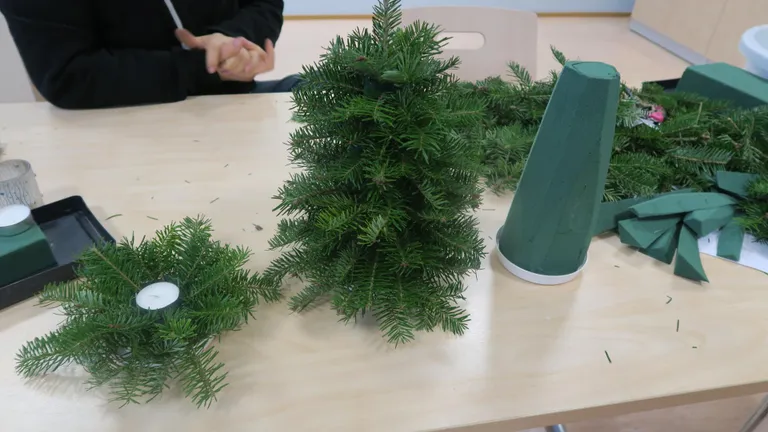 Vahtplast hoiab hästi niiskust ja puu püsib mitu nädalat värske.