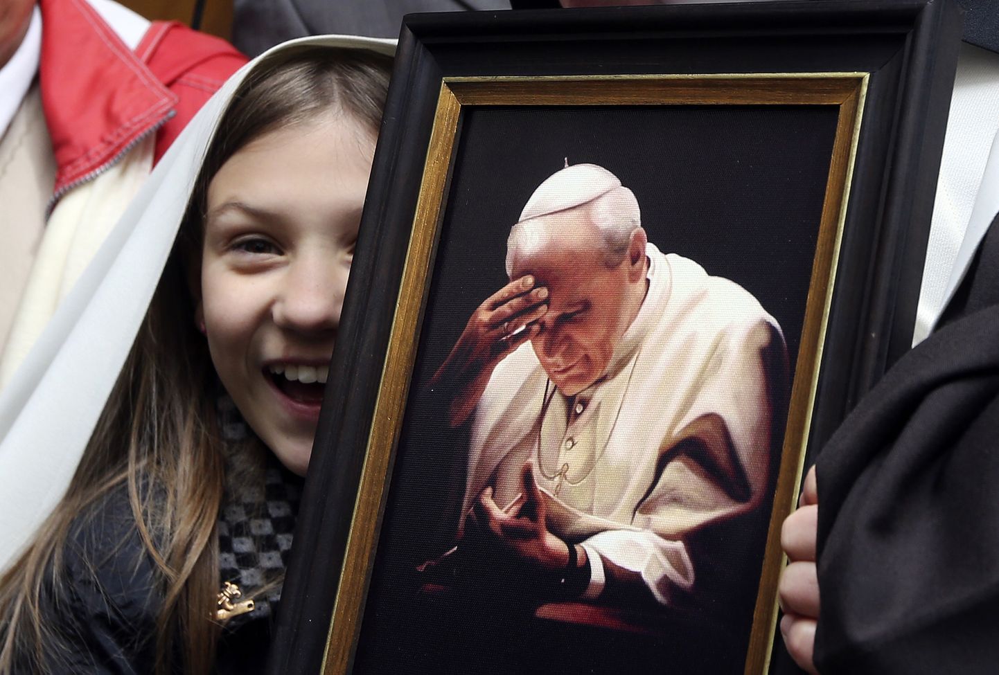 Tüdruk paavst Johannes Paulus II pildiga.