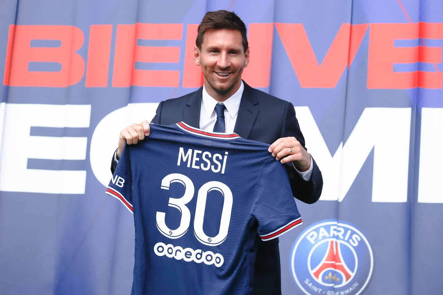 Lionel Messi esitlemas enda uhiuut PSG särki. Tema seljal hakkab olema number 30, sest lemmiknumber 10 kuulub heale sõbrale Neymarile.