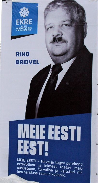 Рихо Брейвель на предвыборном плакате в Йыхви с отретушированными неким хулиганом усами.