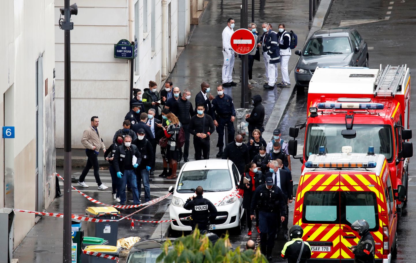 В Париже нескольких человек ранили у бывшего здания Charlie Hebdo