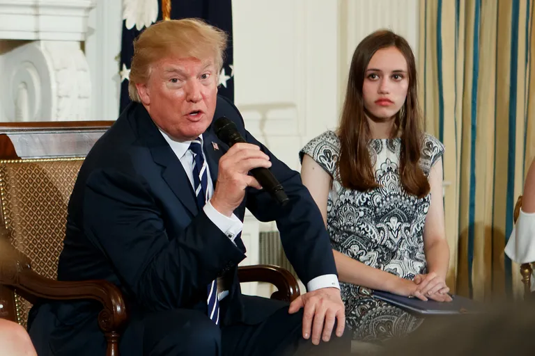 Donald Trump, särgikätisel on näha numbrit 45