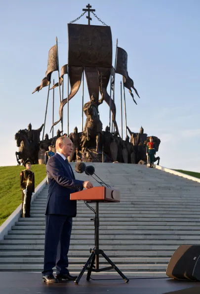 Владимир Путин выступает с речью у памятника Александру Невскому 11 сентября 2021 года.