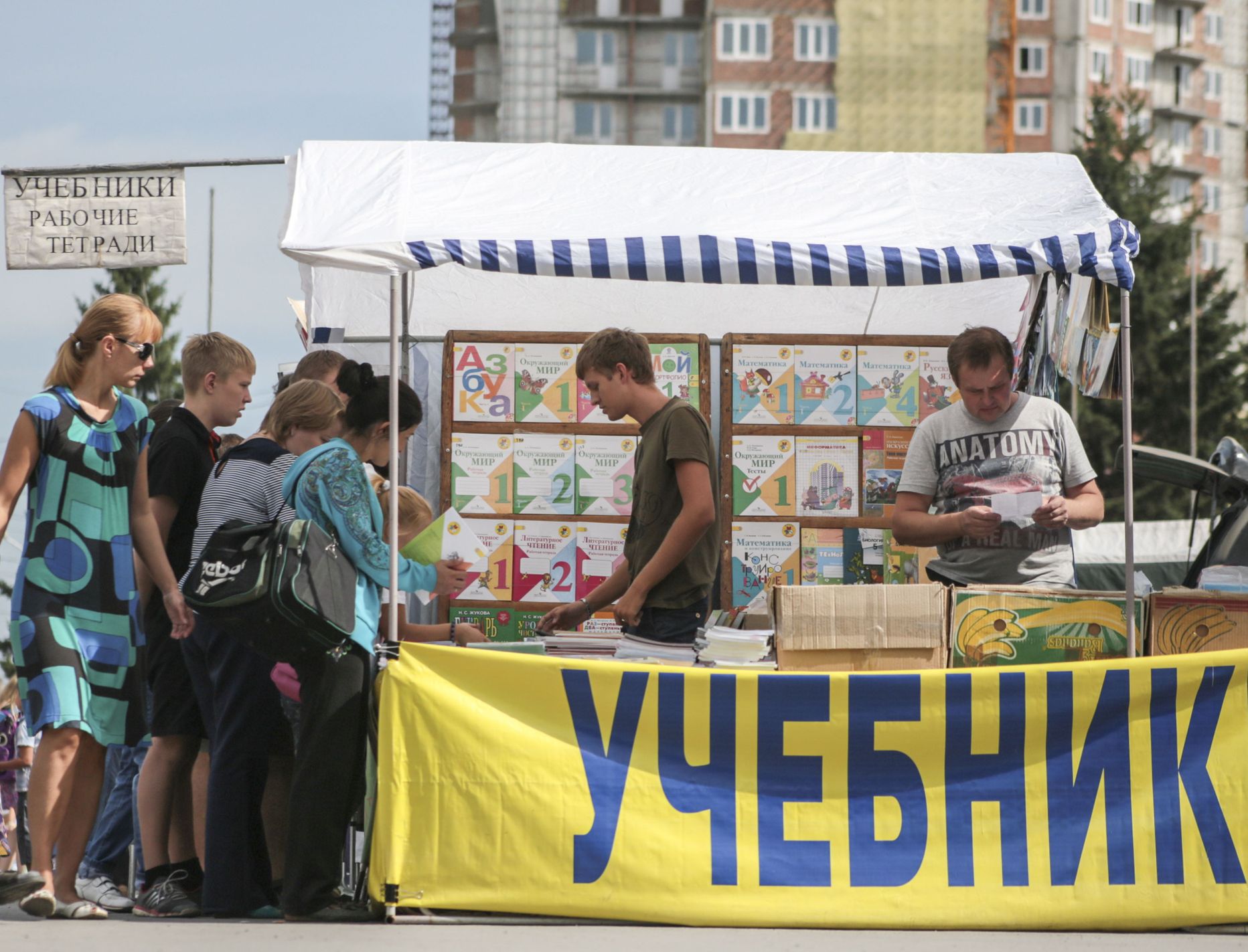 Õpikute ja töövihikute müük Novosibirskis koolilaadal.
