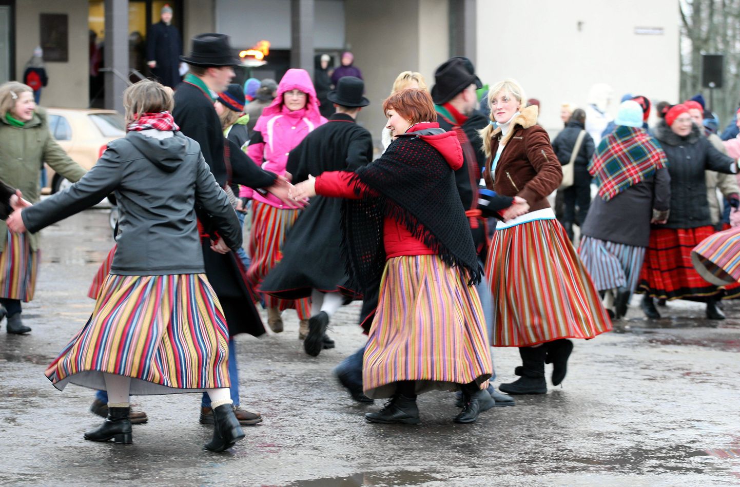 Talvise tantsupeo korraldavad tantsupedagoogide liit, rahvatantsurühm Vabajalg ja rahvatantsuansambel Viljandi.