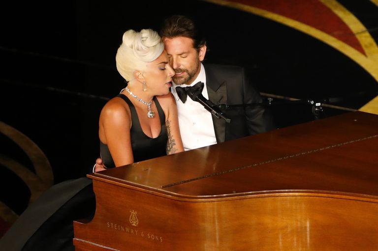 Lady Gaga ning Bradley Cooper esinemas filmist «Täht on sündinud» pärit looga «Shallow» Oscarite auhinnagalal aastal 2019. Nende romantiline esinemine tekitas palju kuulujutte, justkui oleksid esinejad ka päriselus paar.