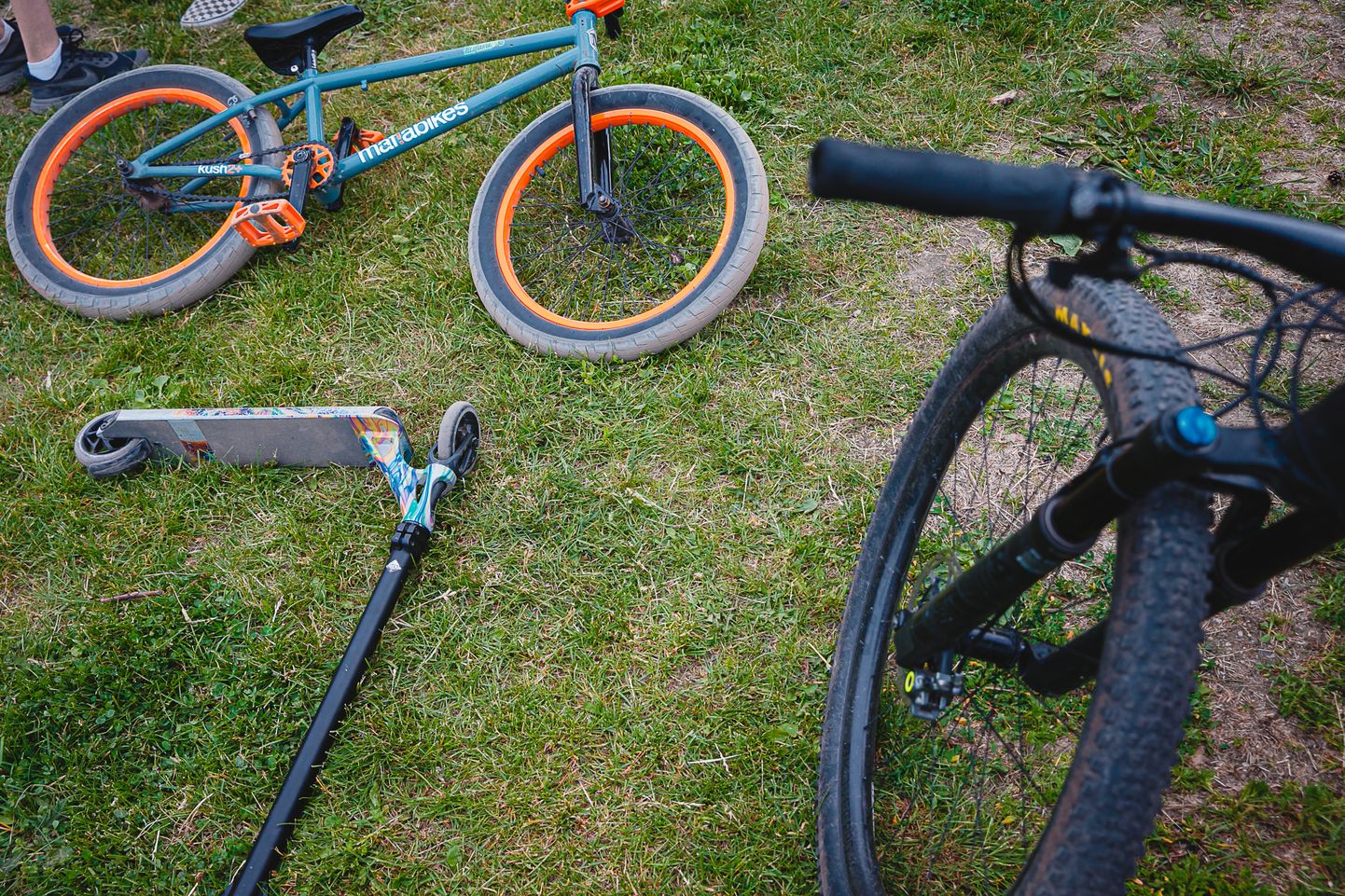 Велосипеды и самокаты. Фото иллюстративное.