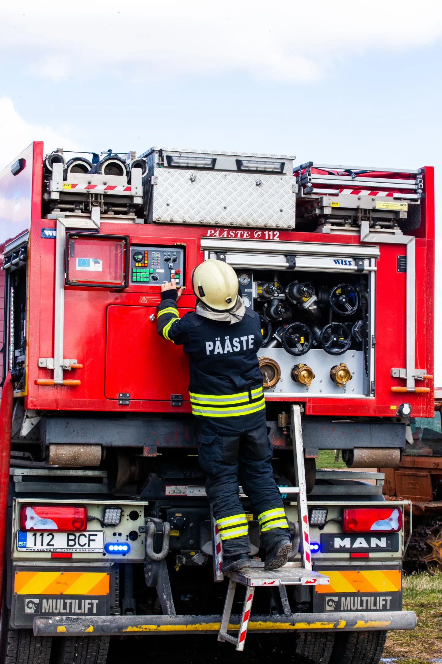 Päästjad aitasid auto ja hirvepulli tee äärde toimetada