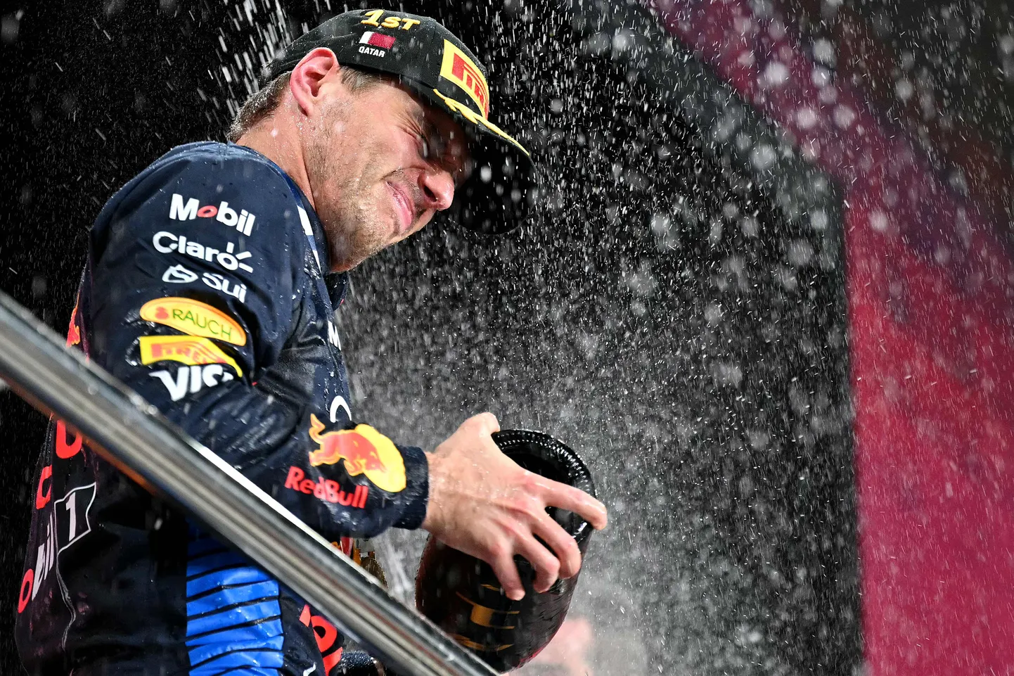 Max Verstappen võidušampust pritsimas.