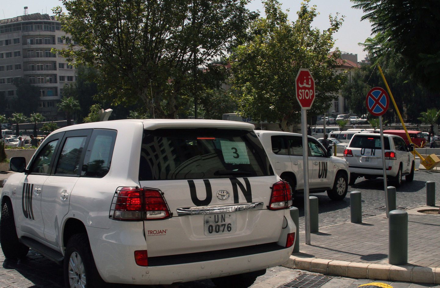 ÜRO inspektorite sõidukid täna hommikul Damaskuse hotellist väidetava keemiarünnaku toimumiskohta lahkumas.