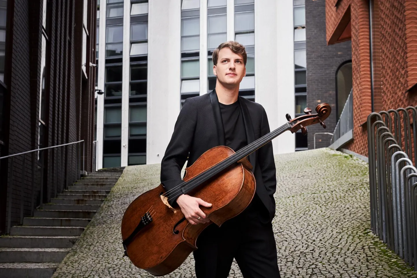 Marcel Johannes Kits astub Haapsalu Valgete Ööde festivalil üles koos Tallinna Kammerorkestriga.  FOTO: Kaupo Kikkas