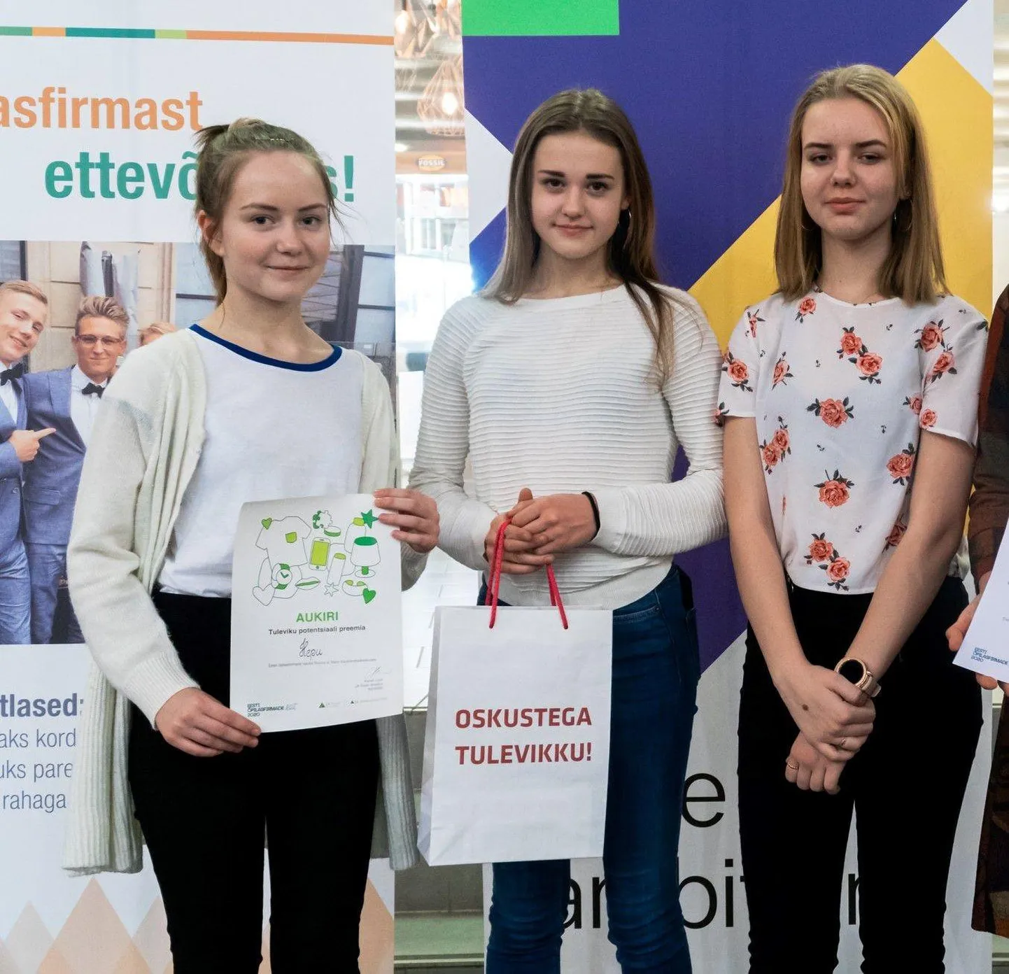 Põlva kooli minifirma Hepu: Terje Laane (vasakult), Anette Pavlov ja Sandra Kalling  Põlva Kool