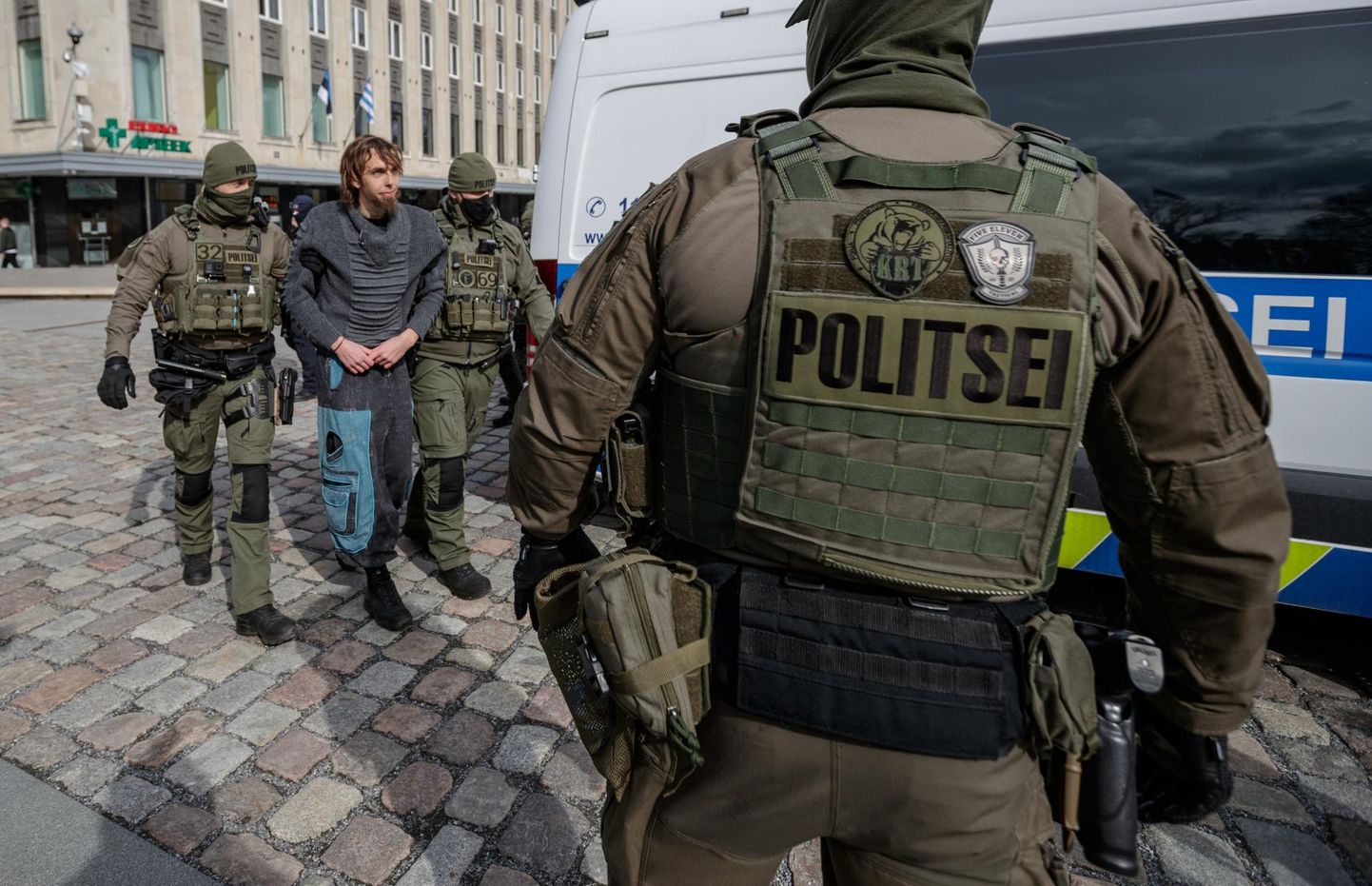 Politsei viis Tallinnas Vabaduse väljakul toimunud meeleavalduselt ära pilli mänginud mehe, kes ei allunud politsei korraldustele rahulikult ära minna ning palus seejärel ise korduvalt, et politsei ta minema toimetaks.
