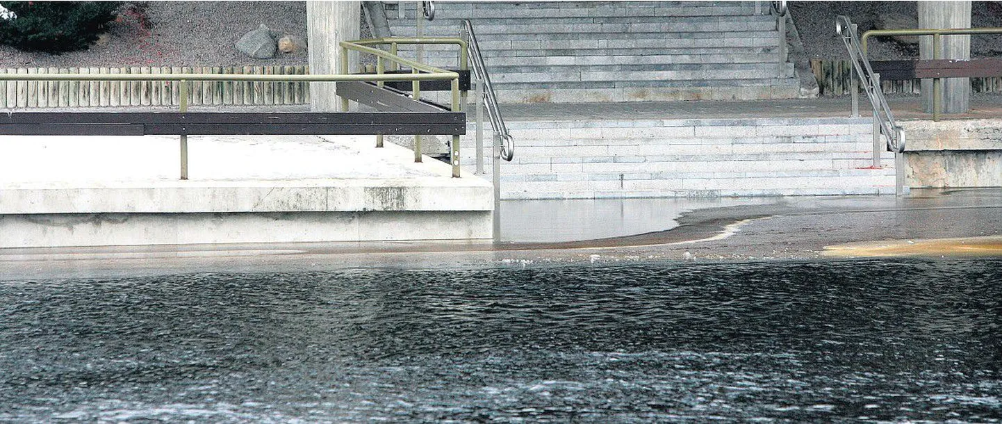 Atlantise juures on Emajõgi kaldalt veeni toovat treppi pidi tasapisi üha kõrgemale roninud ja ulatus eile keskpäeval ligi poolteist meetrit kõrgemale kui tavaliselt. Hüdroloogide sõnul aga üleujutust silmapiiril ei paista, sest ilm läheb soojaks ja veetaset kergitav lobjakas kaob.