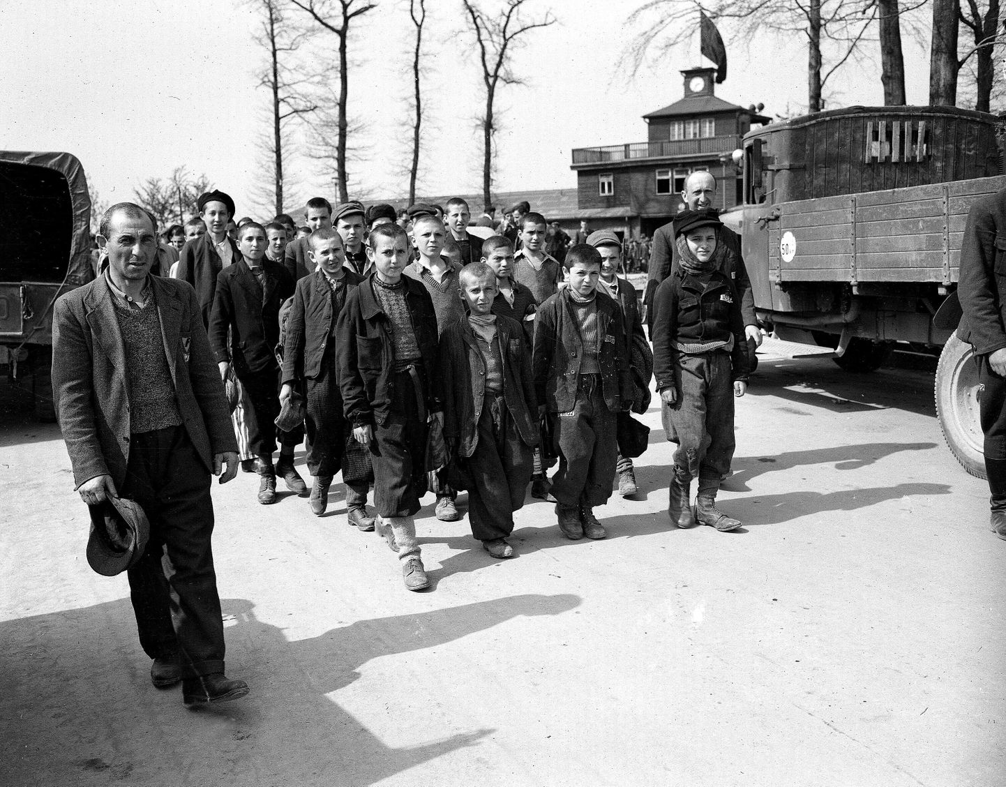 Buchenwaldi koonduslaagrist USA sõdurite poolt vabastatud vangid aprill 1945.