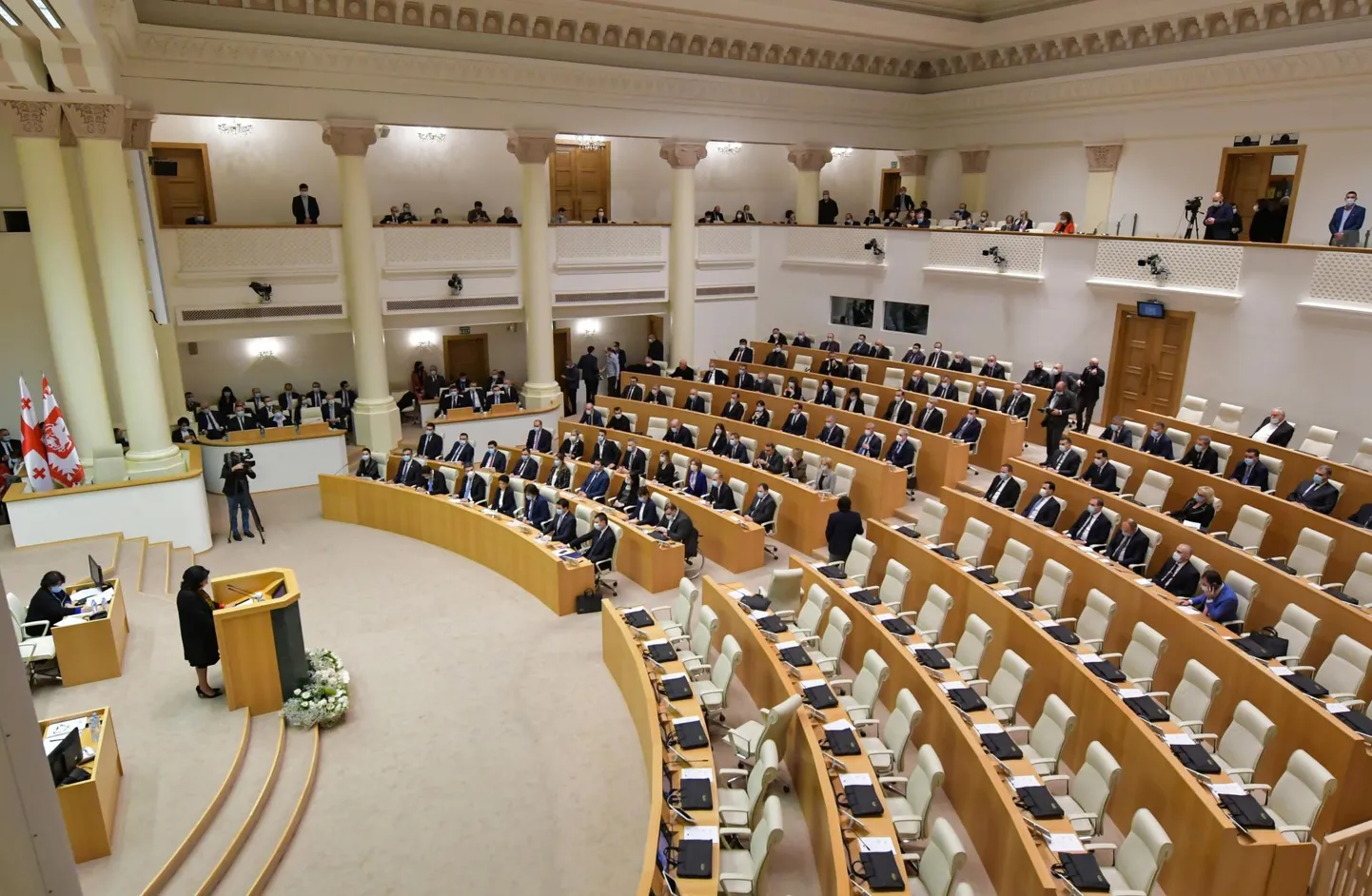 Kohtadel, kus peaksid töötama parlamendisaadikud, valitseb tühjus.